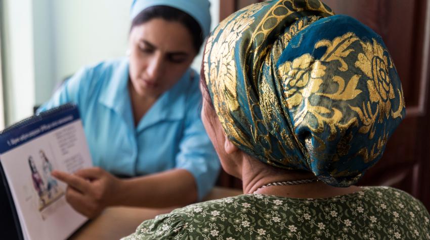 Enfermera aconsejando a una paciente sobre la supresión de la carga vírica en el centro municipal para el SIDA en Dushanbe, Tayikistán. Fotografía: Hugh Siegel, fecha: marzo de 2018