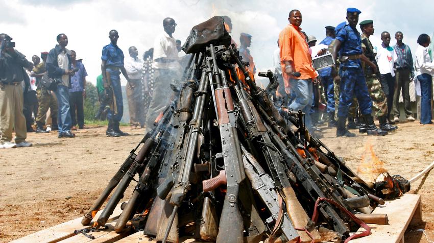 Pila de armas en llamas