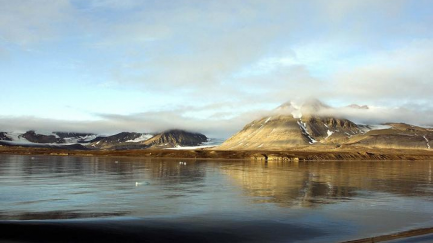 新奥勒松附近区域的景象，该区域位于欧洲大陆北部的北冰洋上的斯瓦尔巴群岛。