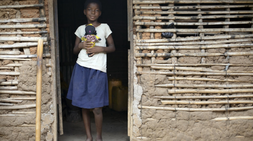 在莫桑比克马拉坦难民营，9岁的刚果难民纳迪娜抱着母亲基图扎做的洋娃娃。