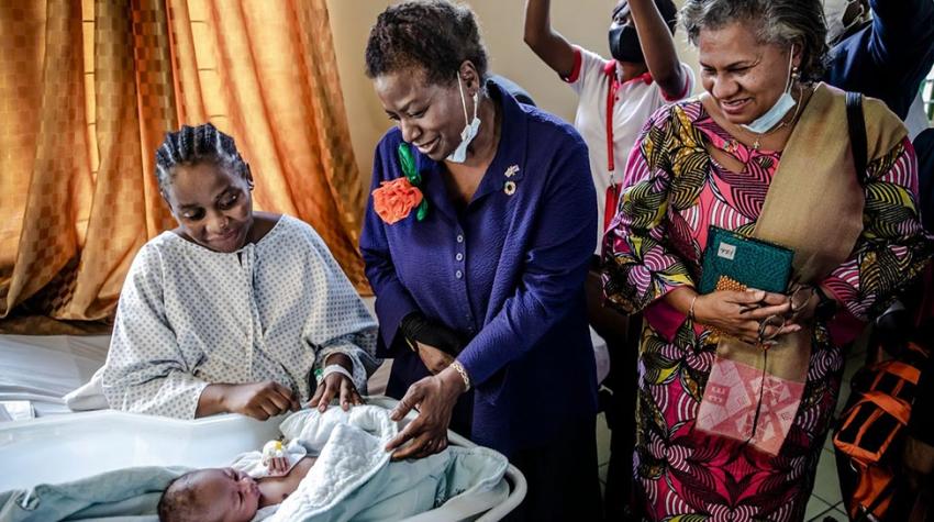 UNFPA Executive Director Dr. Natalia Kanem visits a mother and her newborn in the maternity ward at Biamba Marie Mutombo Hospital in Kinshasa, Democratic Republic of the Congo 17 May 2021. ©UNFPA/Luis Tato 