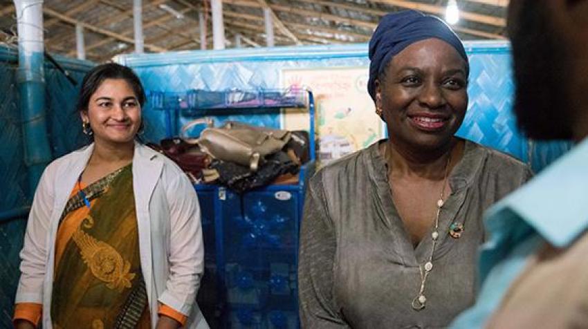 Natalia Kanem rencontre des sages-femmes et des membres du FNUAP au centre de consultation en santé procréative D5 à Cox’s Bazar, au Bangladesh. Juin 2018. © FNUAP Bangladesh/Lauren Anders Brown 