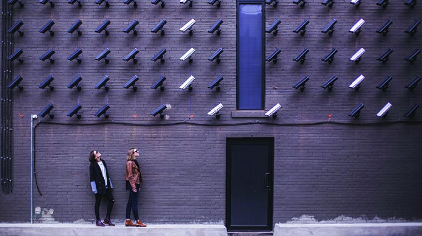 Deux femmes regardent des caméras de surveillance à Toronto, au Canada.  © Unsplash/ Matthew Henry 