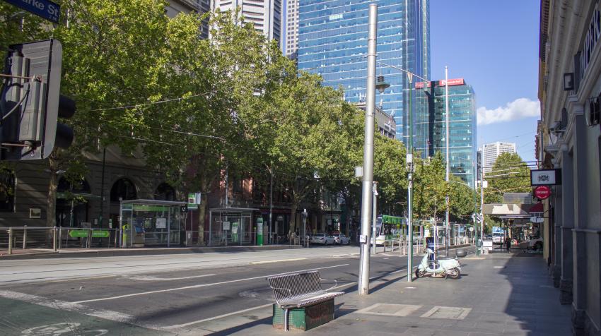 Bourke Street, Melbourne, Australia, vacía un viernes por la mañana durante la pandemia de COVID-19. 27 de marzo de 2020. Fotografía de Philip Mallis, de Melbourne, CC BY-SA 2.0 a través de Wikimedia Commons