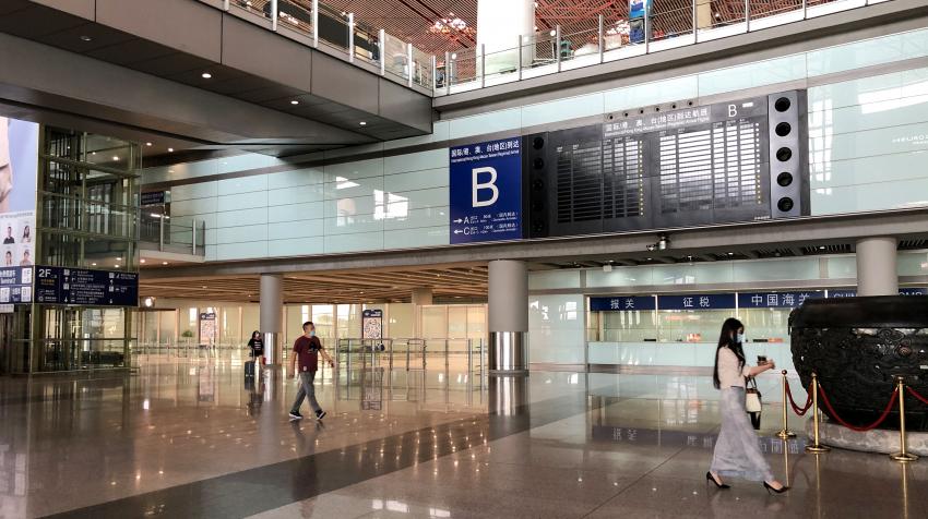 La zone d’arrivée internationale de l’aéroport international de Beijing Capital est presque déserte. Aucun vol international n’est affiché sur les panneaux d’information. 25 août 2020. CC BY-SA 4.0