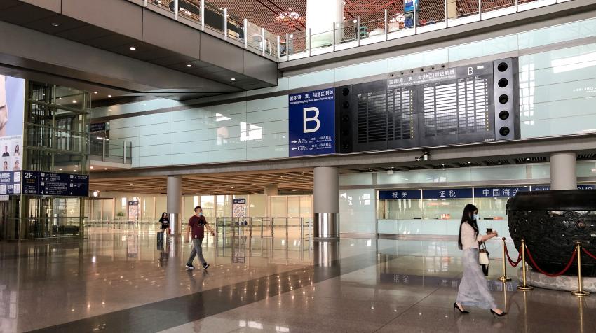 The near-empty International Arrivals area of Beijing Capital International Airport. The flight information display system for international flights is also blank. 25 August 2020. CC BY-SA 4.0