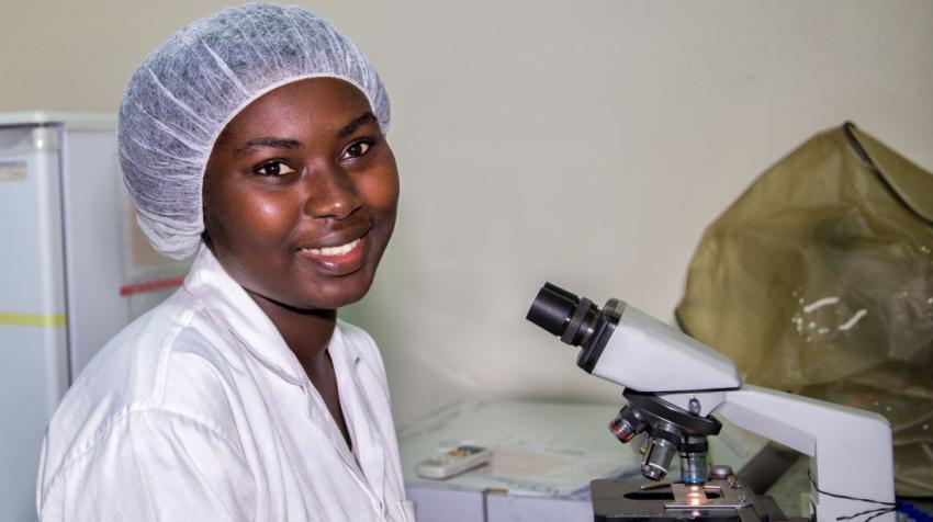 Una funcionaria que trabaja en un laboratorio en Côte d’Ivoire.