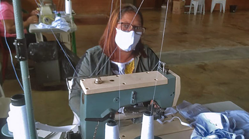 Gislene Pereira sews masks for a programme supported by UNFPA Brazil. Photo courtesy Gislene Pereira