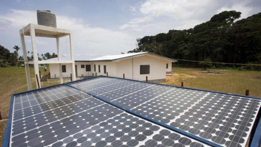 Paneles solares junto a unos edificios de planta baja