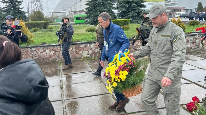 IAEA Director General Rafael Mariano Grossi and Oleh Korikov, Chief State Inspector for Nuclear and Radiation Safety of Ukraine, lay a wreath at the Chornobyl Nuclear Power Plant on the 36th anniversary of the disaster there, 26 April 2022. IAEA