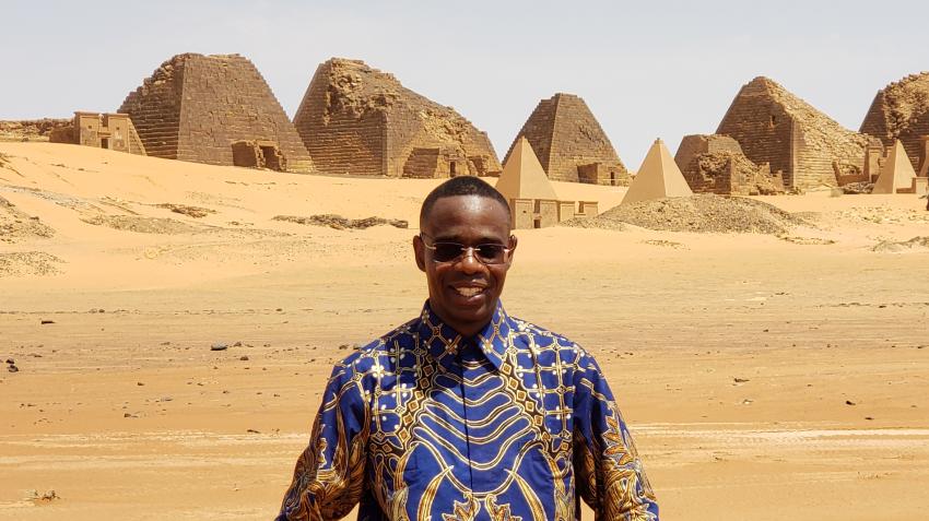El funcionario del Departamento de Comunicación Global, Lonjezo Frank, frente a las antiguas pirámides nubias de Meroe (Sudán Septentrional) (16 de agosto de 2019/Lonjezo Frank).