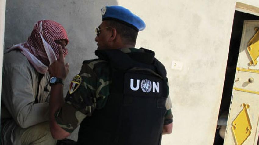 Наблюдатель Миссии Организации Объединенных Наций по наблюдению в Сирии беседует с местным жителем в ходе миссии по установлению фактов в сирийской деревне Мазраат-аль-Кубейр, где по некоторым данным в июне 2012 года произошло массовое убийство мирных жит