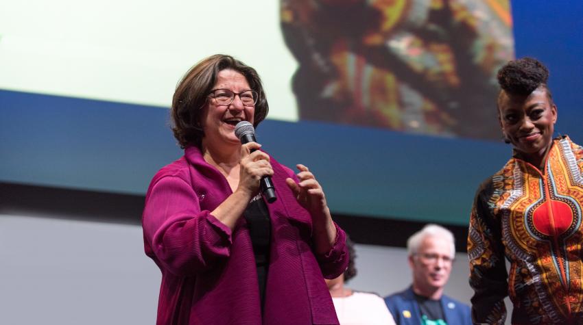 海尔加•福格斯塔德在加拿大温哥华举行的2019年女性传承大会闭幕式上发表讲话。女性传承图片