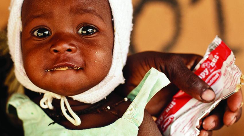 Saamatou Bangou, âgé de 7 mois, souffrant de malnutrition, est nourri avec des aliments thérapeutiques prêts à l’emploi dans le centre de santé du secteur 7, une division de Fada N’gourma, Burkina Faso. Le 12 mars 2012. © Unicef/ Olivier Asselin