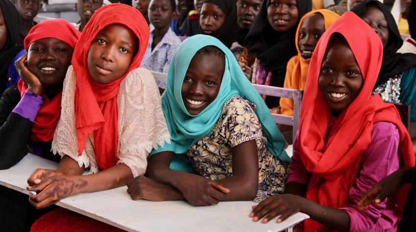 Девочки в безопасном для детей центре, созданном при поддержке Детского фонда ООН (ЮНИСЕФ) в штате Эль-Гезира, Судан, 2018 год. Фото: Фабьен Вине