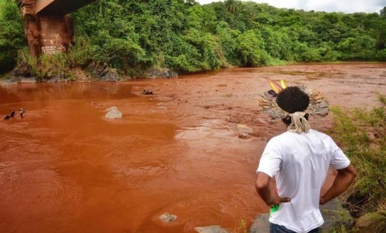 Indígena observa el correr de un río