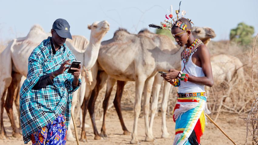 Des éleveurs kenyans équipés de téléphones portables utilisent une application mobile pour lutter contre la sécheresse.