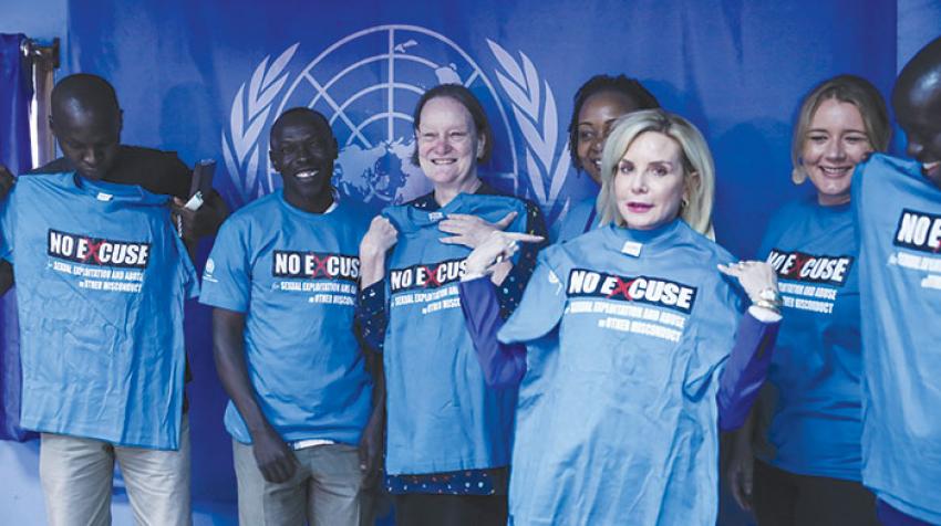 2017年12月7日，联合国助理秘书长珍妮•康纳斯（左三）在朱巴结束了对南苏丹为期五天的访问。访问期间，康纳斯女士会见了联合国南苏丹特派团、联合国各机构、基金和方案、非政府组织和包括政府机构和民间社会在内的其他合作伙伴的代表，以建立支持网络，协助确保为性剥削和性虐待受害者提供补救措施。©联合国图片/Isaac Billy