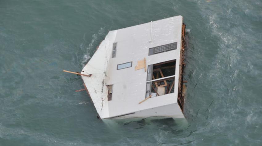 Casa flotando tras el terremoto ocurrido en el Japón en 2011, Sendái (Japón). Marzo de 2011. © Wikimedia Commons