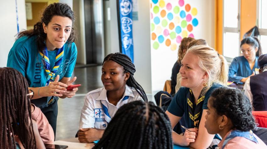一名志愿者在世界女童子军协会领导力旗舰活动朱丽叶•洛研讨会上探讨领导力特质。图片/世界女童子军协会