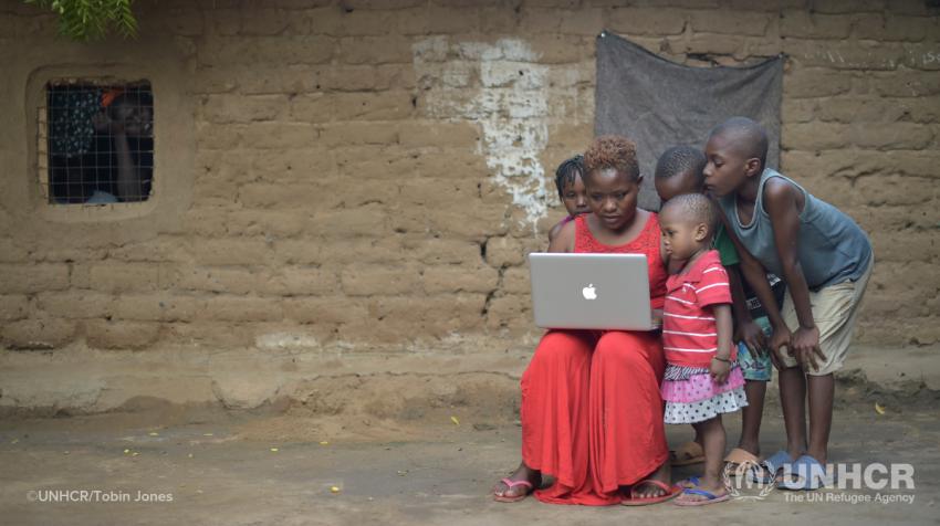 Женщина-кинорежиссер из Конго монтирует фильм на ноутбуке возле своего дома в лагере беженцев Какума на севере Кении. © УВКБ ООН/Тобин Джонс