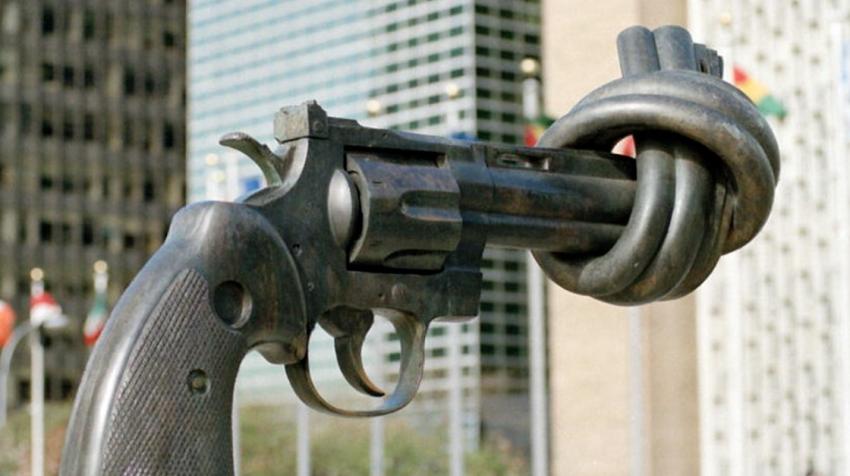 Image of the United Nations HQ Sculpture of the knotted gun for peace 