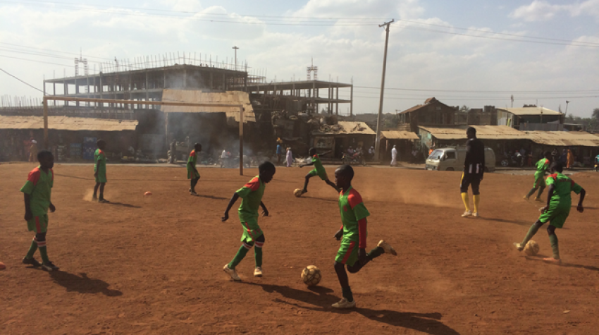 Los niños juegan al fútbol en la Academia de Fútbol ACAKORO en el sector de Korogocho de Nairobi, Kenia, septiembre de 2015. © UNOSDP