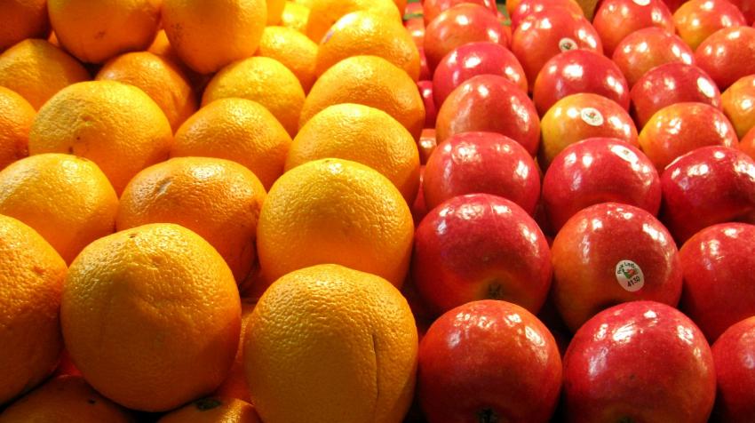 apples and oranges in a fruit market 