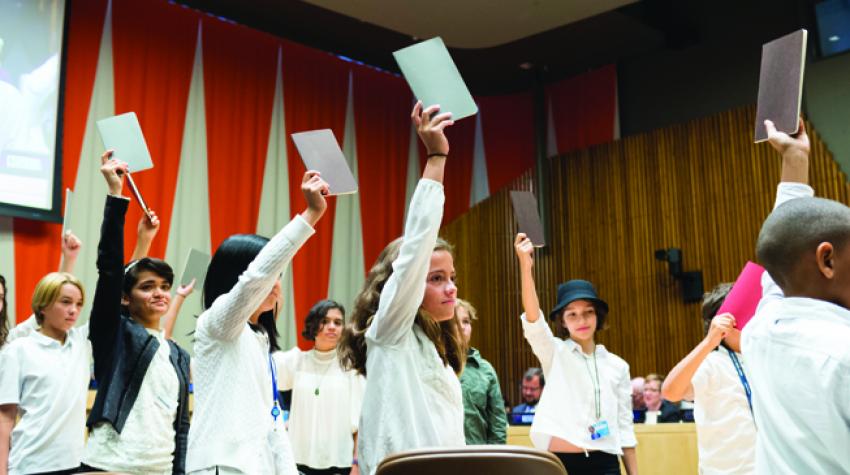 Des jeunes assistent le 20 septembre 2017 au Siège des Nations Unies à un événement de haut niveau ayant pour thème « Financer l’avenir : Éducation 2030 ». © Photo ONU / Rick Bajornas