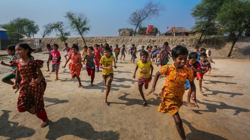 Des élèves joyeuses dans le village de Dacope, dans le district de Khulna, au Bangladesh. © Md. Nafiul Hasan Nasim Des élèves joyeuses dans le village de Dacope, dans le district de Khulna, au Bangladesh. © Md. Nafiul Hasan Nasim
