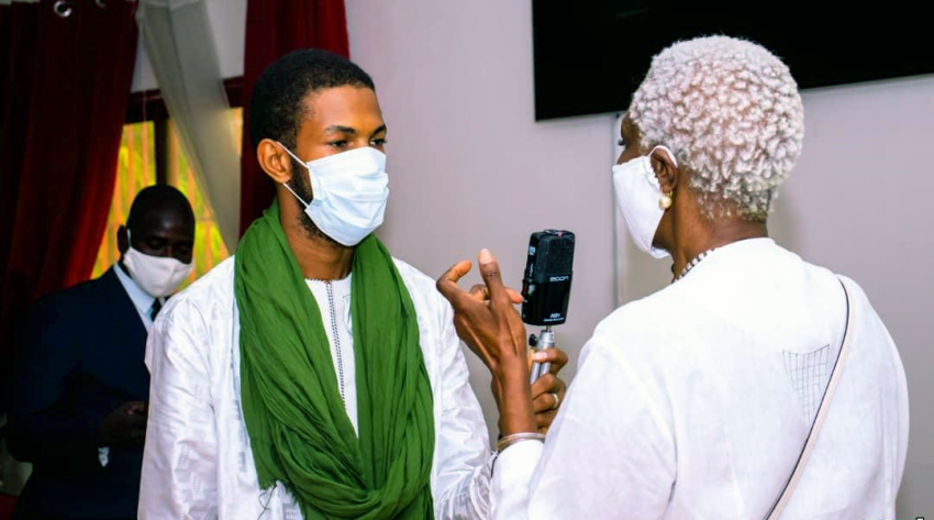 Un jeune homme donne une interview a la radio locale au Mali, Mikado FM.