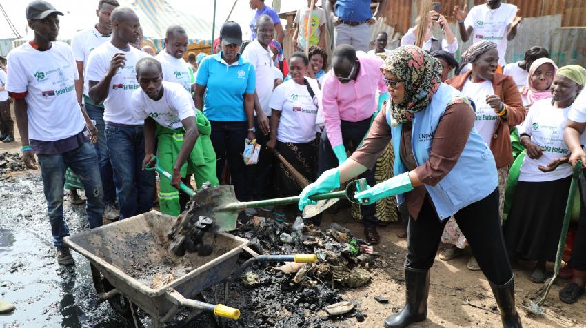 UN-Habitat Executive Director Maimunah Mohd Sharif at the monthly Nairobi County clean up in the informal settlement of Mathare, Kenya. UN-Habitat/Julius Mwelu 