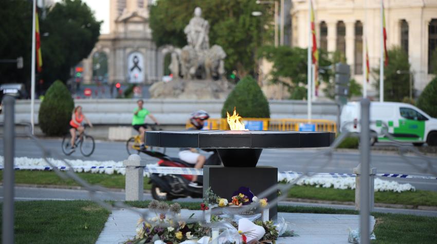 Мемориал жертвам пандемии коронавируса, площадь Сибелес, Мадрид. Фото: Wikimedia Commons/Томас Гольбах