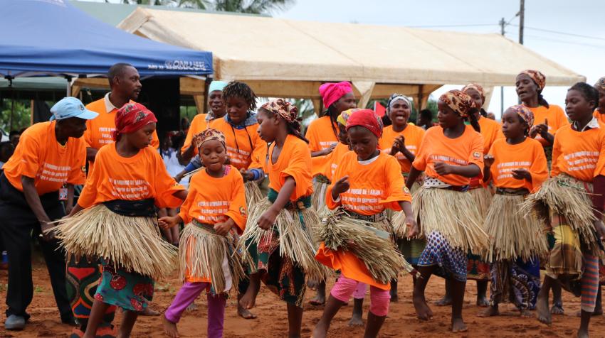 «Раскрасим мир в оранжевый цвет — 2019», район Чонгоэне в южном Мозамбике. Местная культурная группа, включающая представителей трех поколений, исполняет различные танцы, празднуя запуск глобальной кампании «16 дней активных действий». 26  ноября 2019 г.