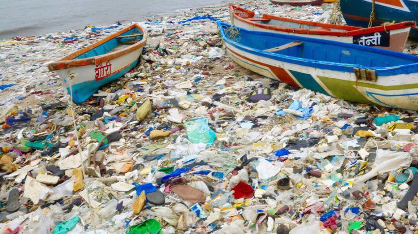 Une plage jonchee de dechets platisques, a Mumbai, en Inde.