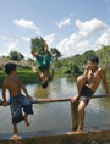 National-Tapajos-Forest-Young-Residents-Play-on-Bridge (UN Photo Eskinder Debebe)