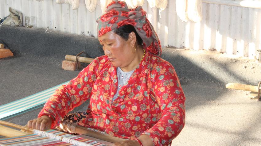A Nepali woman creating textiles in the city of Pokhara (Photo: Susi Marco/EASDA)