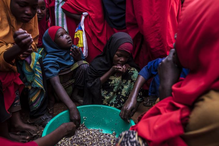 Des enfants mangent leur repas