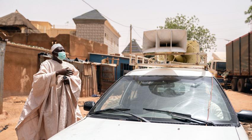 Un chef traditionnel au Niger s'adresse a un automobiliste pour le sensibiliser fait passer des messages de sensibilisation a la COVID-19 et aux mesures de prevention.