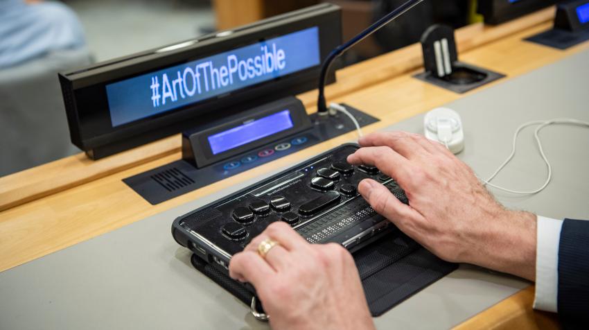 Un participant utilise son clavier braille pendant « L’art du possible », l’événement spécial organisé à l’occasion de la Journée internationale des personnes handicapées. Nations Unies, New York, 3 décembre 2018. Photo ONU/Manuel Elías
