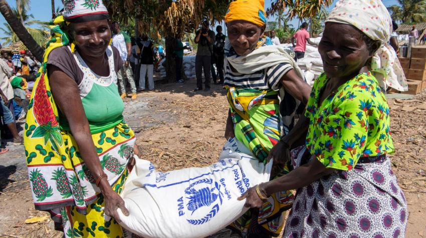عندما تحل الكوارث الطبيعية ، مثل الأعاصير في موزامبيق (في الصورة) ، يحشد برنامج الأغذية العالمي لإطعام السكان المتضررين.