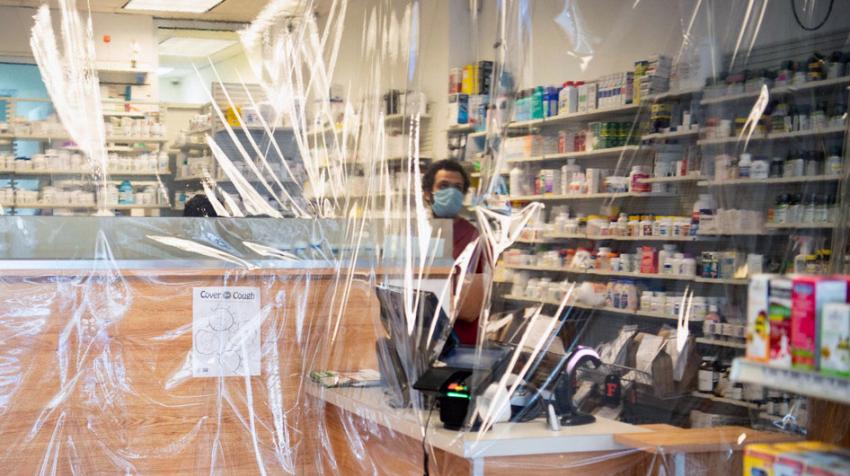 Vue de l'interieur d'une pharmacie à travers du plastique protecteur.