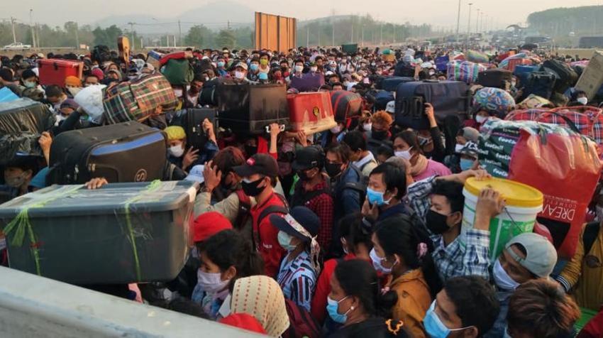 Un large groupe de travailleurs migrants sur les routes.