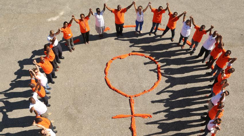 在海地太子港，联合国海地稳定特派团（联海稳定团）和联合国开发计划署（开发署）的40名工作人员在女性标志周围装饰了一条橙色的链子。摄于2013年11月20日。联合国图片/联海稳定团