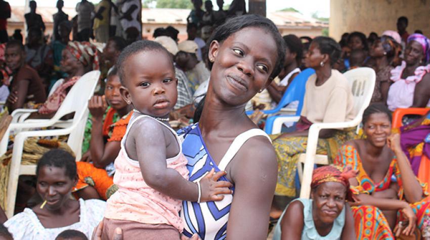 Patricia, de 23 años, llegó a la feria sobre planificación familiar sin tener mucho conocimiento acerca de la anticoncepción. Pero estaba intrigada. «No quiero tener más hijos ahora porque no tengo los medios para mantenerlos» explicó. Ahua, Côte d’Ivoire