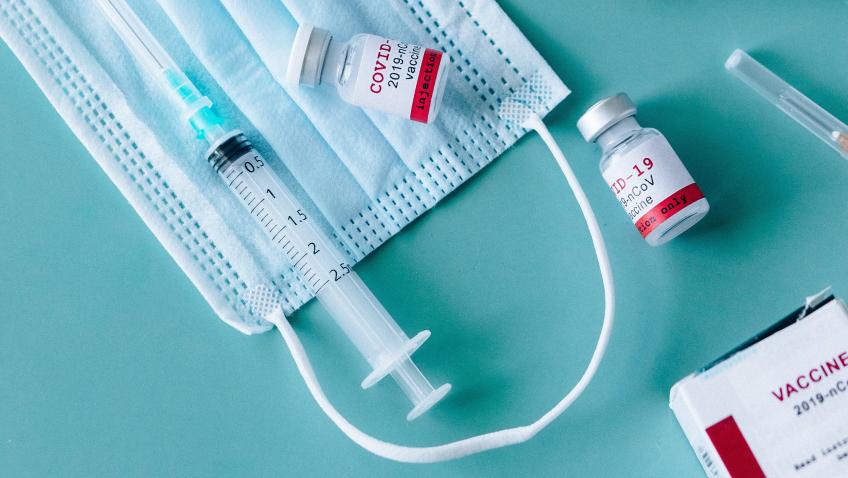 Маски для лица и новые вакцины — важные средства для прекращения пандемии COVID-19. Фото: Наталия Вайткевич/Pexels