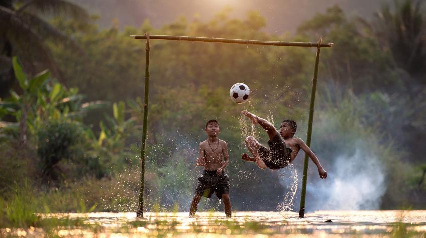 Niños jugando al fútbol. Foto de VietNam Beautiful en Unsplash