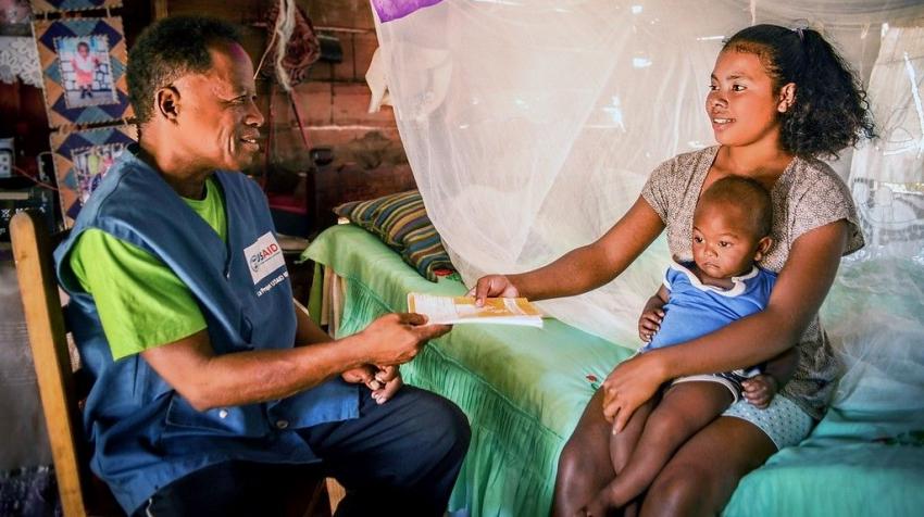 Доброволец в области здравоохранения совершает визит на дому. Мадагаскар, июль 2018. © Сэми Ракотониаина/Management Sciences for Health