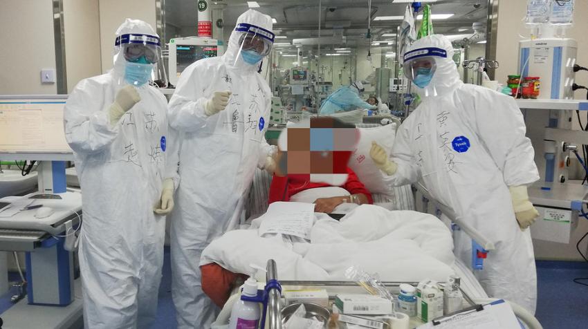 Un patient sur un lit d'hopital, entoure d'une equipe de medecins.