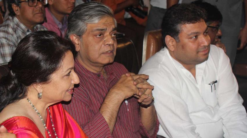 Sundeep Bhutoria (à droite), assis à côté du fils de Satyajit Ray, du réalisateur Sandip Ray (au centre) et de la célèbre actrice Sharmila Tagore (à gauche), lors de la conférence à la mémoire de Satyajit Ray, à Calcutta, en Inde, en 2013.